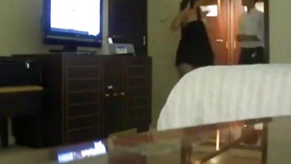 Светла лезбејка Кенди Џамп ја дупчи својата кучка пичка со дилдо