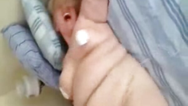 Светла бринета бебе Медисон Паркер добива ебана прст