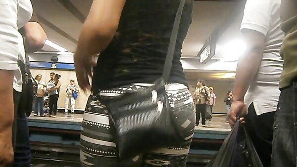 Застрашувачката бринета Хаси Тифани Дол го истакнува својот огромен задник во тесни фармерки
