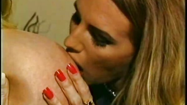 Примамливите винтиџ младенчиња Алисин Стерлинг и Анџела Самерс во ретро видео