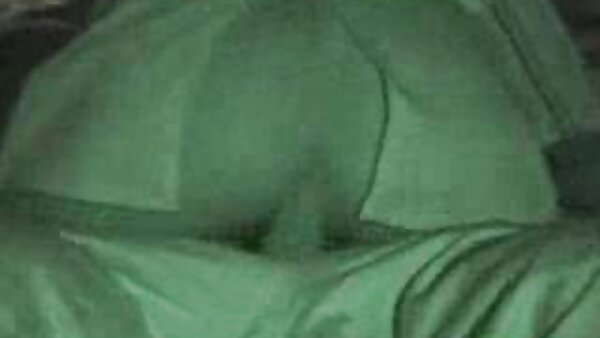 Отворена дупка од задникот на слатка бринета девојка во снимка одблиску